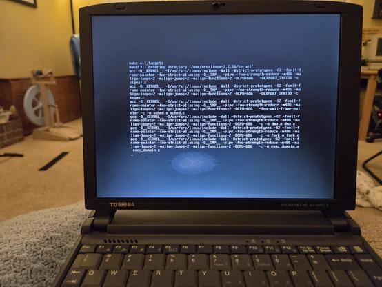 picture of a Toshiba laptop screen showing a kernel build in the small central area that is 640x480 of the LCD panel.