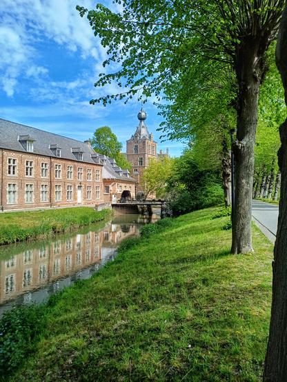 Altes Gebäude an einem Wasserlauf in Leuven
