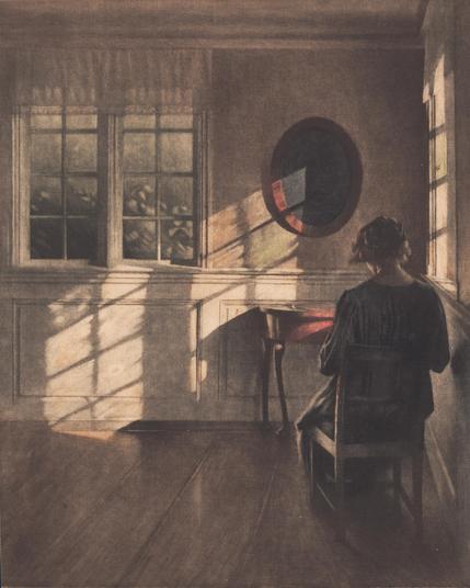 Rygvendt kvinde arbejdende i hjørne af stue. Sollys trænger ind gennem stuens vinduer.

Peter Ilsted, Solskin, 1909.