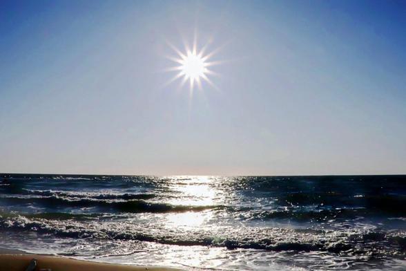 Der Atlantik an einem Strand unter der Sonne.