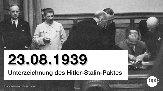 Titel: "23.08.1939." Text: "Unterzeichnung des Hitler-Stalin-Paktes." Dahinter ein Schwarzweißfoto der Vertragsunterzeichnung mit Stalin und weiteren Politikern.