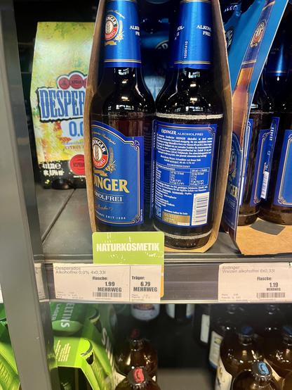 Ein Supermarktregal mit alkoholfreiem Bier, das gekennzeichnet ist als Naturkosmetik