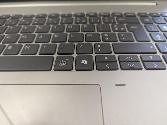 Au milieu du clavier d'un PC HP Probook, une touche Copilot