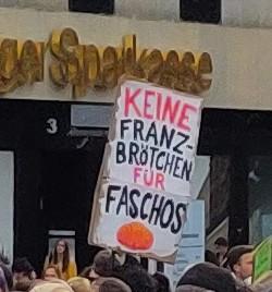 Demoplakat mit der Aufschrift "Keine Franzbrötchen für Faschos".