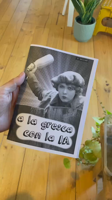 Vídeo en el que se ven mis manos pasando las páginas del fanzine "A LA GRESCA CON LA IA"

Es una revista pequeña, en blanco y negro, de 16 páginas con textos originales y recortes de periódicos sobre los problemas que trae la inteligencia artificial.