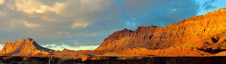 panoramaaufnahme der Vermilion Cliffs in leuchtendem Orange durch den Sonnenuntergang