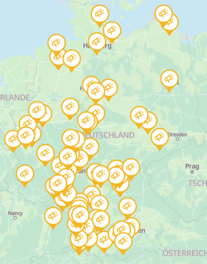 Deutschlandkarte mit Eintragungen überall, wo Menschenketten stattfinden (Screenshot von der Esbrennt-Website). Es sind 71 Orte in ganz Deutschland (mit einer größeren Dichte v.a. im Süden und Westen).