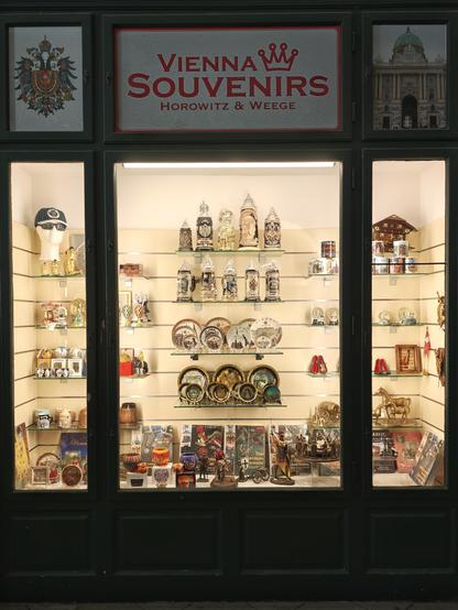 Schaufenster eines Souvenir-Ladens in der Hofburg. Zu sehen ist kitschiger Kram zu Höchstpreisen.