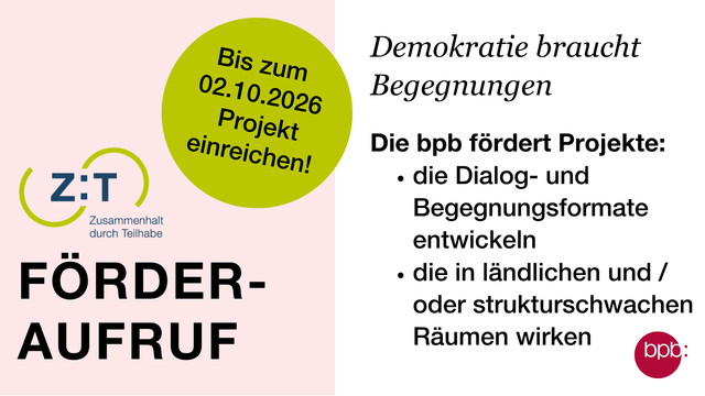 Auf dem Bild befindet sich nur Text: „Förderaufruf: Demokratie braucht Begegnungen. Die bpb fördert Projekte, die Dialog- und Begegnungsformate entwickeln und die in ländlichen und / oder strukturschwachen Räumen wirken. Einsendeschluss: 02.10.2026.“