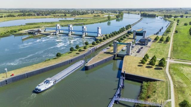 Puur illustratief: Een containerschip die door een sluis vaart