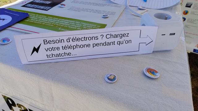 Affichette proposant aux visiteurs de charger leur smartphone