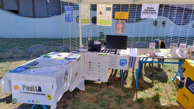 Stand de PauLLA avec flyers, affiches, bagdes et autres formes de propagande.
