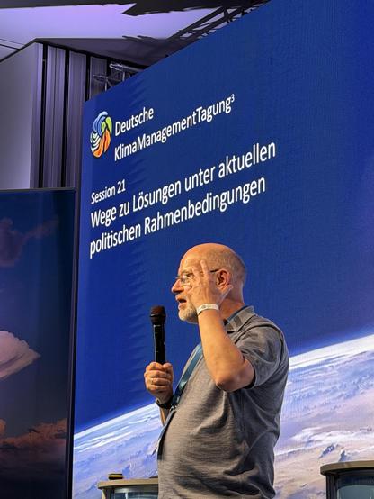 Harald Lesch auf einer Bühne, Klimamanagementtagung 2026