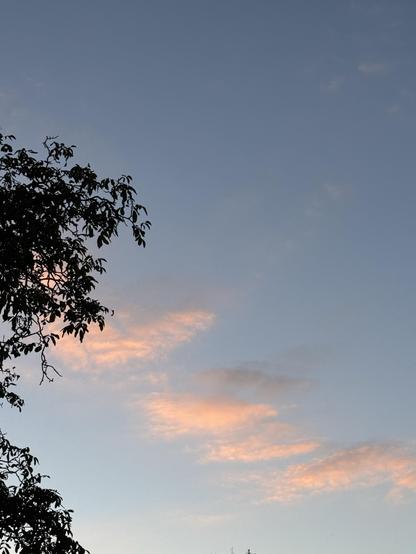 Abendlicher Himmel mit rosa angehauchten Wölkchen