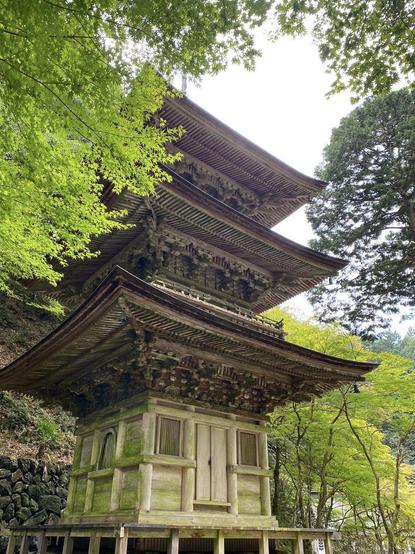 Ruri-den of Yokozo-ji in Ibi-gun, Gifu Prefecture, #Japan. It is a nationally designated important cultural property made in the #Heian period.
#BuddhistArt #Buddhism