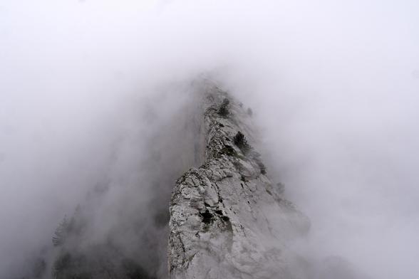 A ridge emerges out of the cloud on both sides.