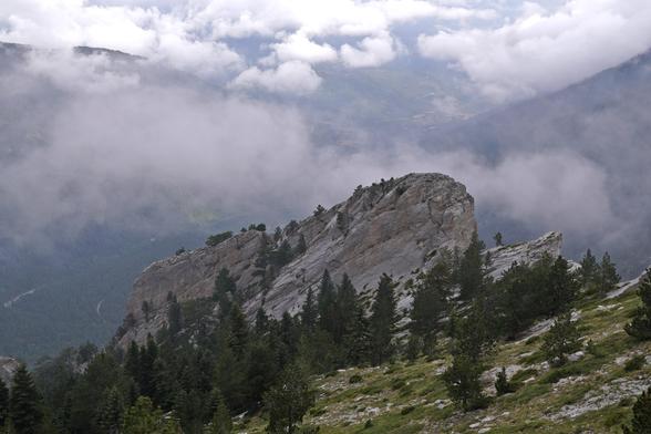 A rocky spine with broken ground-level cloud behind. Visibility still good at this point but who knows what would happen later.