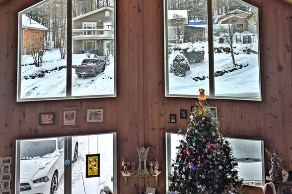 The B&B we stayed at in Bromont, La Gite à Manon, with large windows and a mighty Christmas tree.