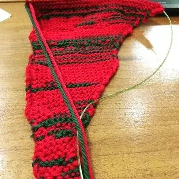 Photo of uneven knitting with much larger amounts of red yarn than green