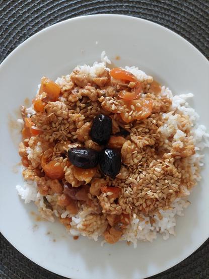 Assiette repas
Riz Thai culture basse consommation d' eau, gingembre en poudre.
Cuisson al dente: poivron orange, dattes, protéines de soja texturées (cuites dans un bouillon végétal au préalable) tamari, cannelle, huile d'olive, crème végétale de riz, 3 olives noires. Graines de sésame