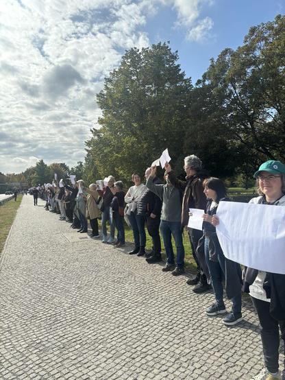 Viele Menschen mit weißen Schildern stehen nebeneinander

Sie wollen einen Neuanfang der Bundespolitik für Fokus aus Soziales und Klimaschutz
