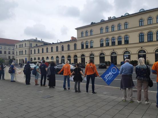 Menschenkette am Radweg der Ludwigstraße entlang, die Menschen halten sich an den Händen. Man sieht eine adfc-Flagge.