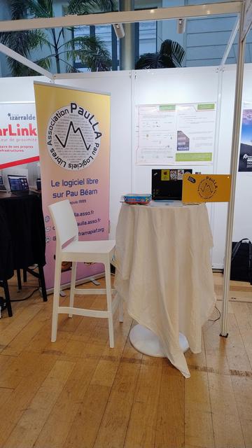 Le stand de PauLLA avec un joli kakemono, des affiches, de la propagande, des stickers, des badges.... etc.