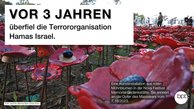 Der Post der bpb erinnert an den Überfall der Terrororganisation Hamas in Israel vor drei Jahren am 07.10.2023. Dazu ist ein Foto zu sehen, das große künstliche Mohnblumen zeigt: Eine Kunstinstallation in der Nova Festival Memorial Gedenkstätte, die an die Opfer des Massakers vom 7.10.2023 erinnert.