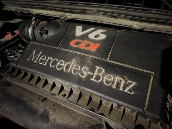 Photo of the engine block. Text reads V6 CDI Mercedes-Benz.