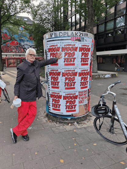 Plazuil met affiches voor woonprotest 10-10-2026