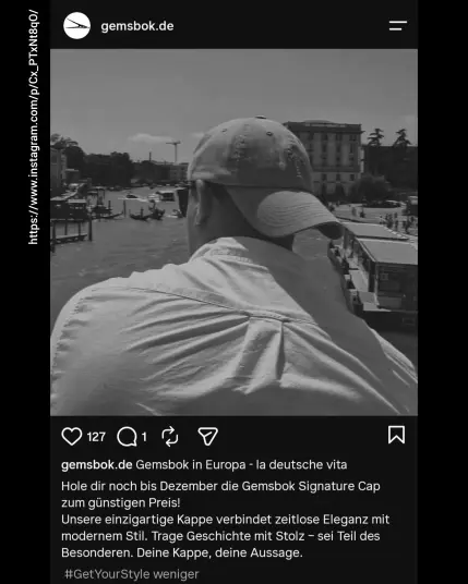 Screenshot des Gemsbok Instagramaccounts 
Im Bild ist ein Mann mit Basecap mit Palmenstickerei aus dem Shopangebot zu sehen der auf einen Kanal in Venedig blickt.

Die Beschreibung des Bildes:
Gemsbok in Europa-la deutsche vita
Hole dir noch bis Dezember die Gemsbok Signature Cap zum günstigen Preis!
Unsere einzigartige Kappe verbindet zeitlose Eleganz mit modernen Stil. Trage Geschichte mit Stolz-sei Teil des Besonderen. Deine Kappe, deine Aussage.