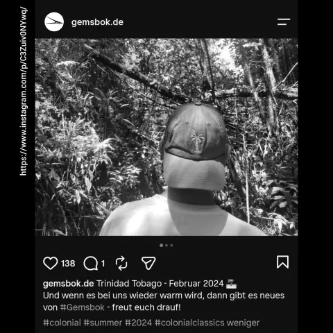 Screenshot des Gemsbok Instagramaccounts 
Im Bild ist ein Mann im Wald mit Basecap mit Palmenstickerei aus dem Shopangebot zu sehen. 
Die Beschreibung des Bildes:
Trinidad Tobago-Februar 2024
Und wenn es bei uns wieder warm wird, dann gibt es neues von Gemsbok-freut euch drauf! 
Dazu die Hashtags colonial, summer, 2024, colonialclassics