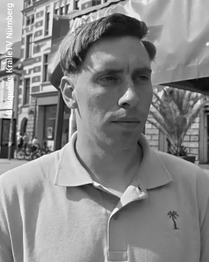 Alexander Töpfer trägt am 30.07.26 an einem AfD Infostand in Erfurt ein Gemsbok Poloshirt mit Palmenstickerei.