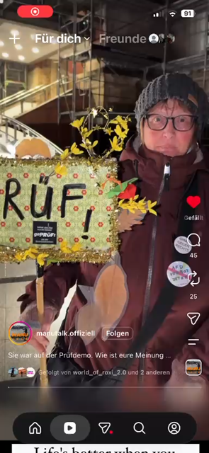eine Oma gegen rechts auf dem Bahnhof kiel