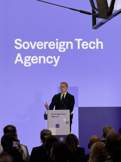 Foto von Bundesdigitalminister Karsten Wildberger während seiner Rede am Podium