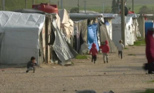 Des enfants au milieu d’un camp.