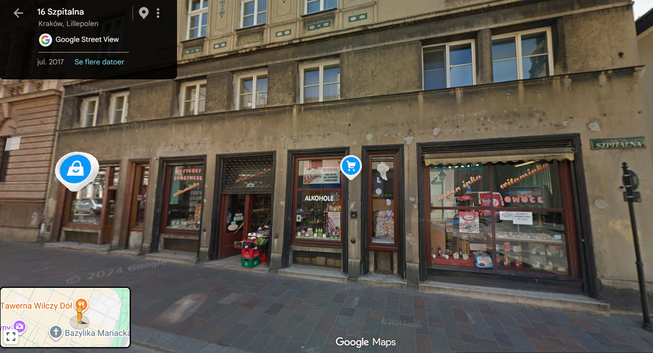 Skærmbillede fra Google Street View, der viser ejendom med butik i Krakow, Polen. Midt på butiksvinduet midt i billedet står der ALKOHOLE.