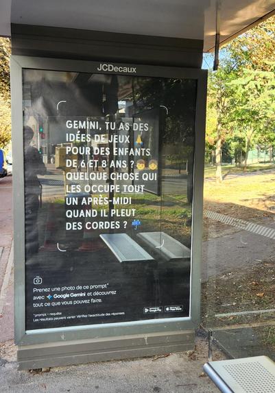 Publicité à un abribus : "Gemini tu as des idées de jeux pour des enfants de 6 et 8 ans ? Quelque chose qui les occupe tout l'après-midi quand il pleut des cordes ?" Prenez une photo de ce prompt avec Gemini et découvrez tout ce que vous pouvez faire