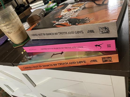 I've stacked the tomes so my first printing of tome 2 is between this second printing of tome 1 and the new printing of tome 3. because it's a different publisher the spine sticks out a bit, but it still makes me happy