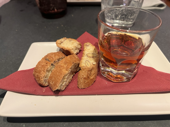 Desserttallerken med cantuccini og et glas vin santo