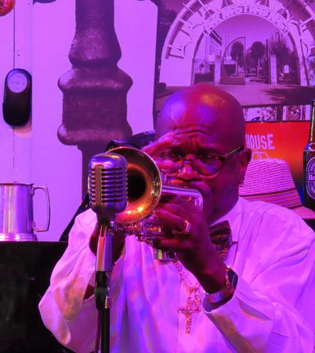A la Nouvelle Orléans, un club de jazz s'appelle Preservation Hall. Un soir, comme tous les soir, un homme noir joue de la trompette devant un micro métallique vintage. Il porte une chemise blanche avec un gros bijou doré.