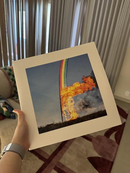 Minha mão esquerda segura o vinil de ÁTTA do Sigur Rós.