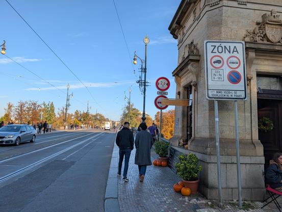 Zone limited to 3.5T vehicles from 8am to 6pm on weekdays.