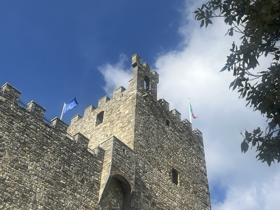 La Rocca - en gammel middelalderborg bygget i sten med skydeskår og det hele. På toppen vajer både et italiensk flag og EU’s.