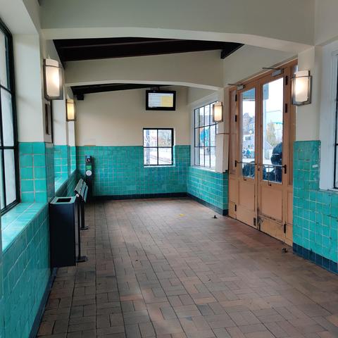 Ventesalen på Nørrebro station. Stander for Basiskort i det fjerne hjørne.