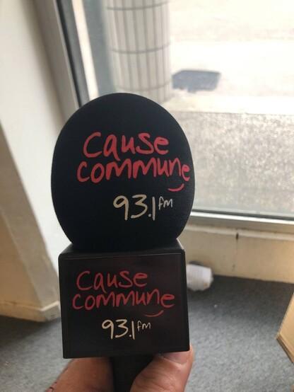 Micro avec bonnette « Cause Commune 93.1 FM »