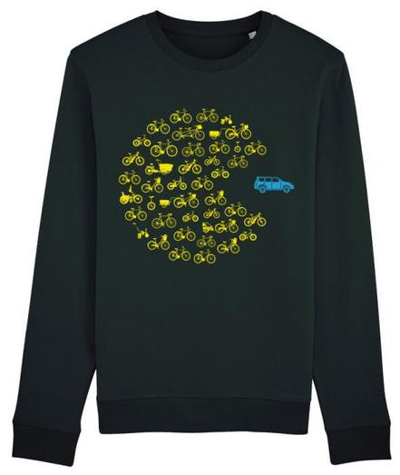 Schwarzes Sweatshirt mit einem großen Pacman bestehend aus vielen kleinen gelben Fahrrädern unterschiedlichen Typs. Der Pacman öffnet sein Maul, um ein einzelnes blaues Auto zu verschlingen.