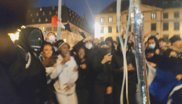 foule en delire devant le queergo qui ambiance la place gutenberg avec sexion d'assaut