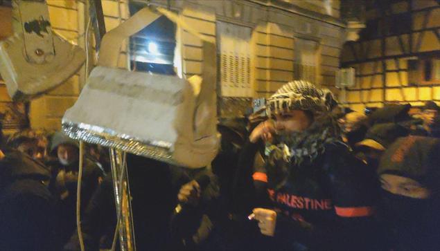 cortège de manif sauvage dans les rues du quartier de la krutenau avec le queergo qui mène la danse, piloté par la même fille qui remet le bas du keffieh sur sa bouche