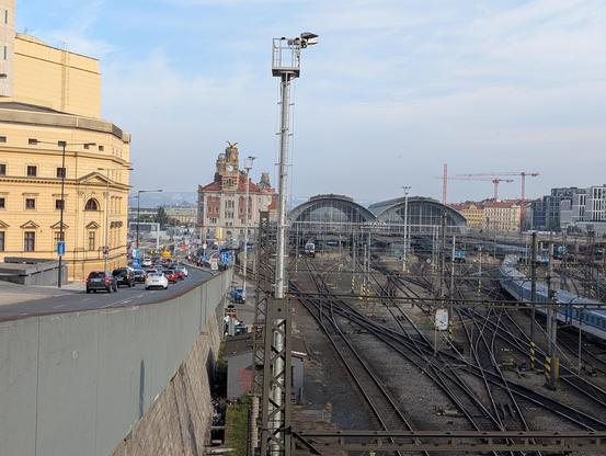 3-lane highway along the main station tracks.